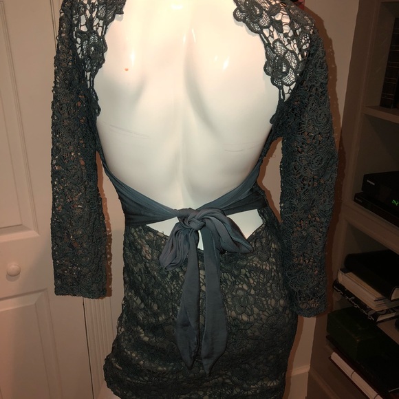 Lace padded backless dress - Picture 2 of 4